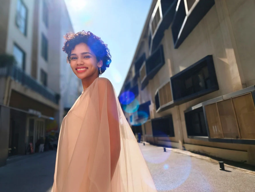 photo-sample-by-vivo-v40-with-zeiss-cine-flare-portrait.jpg